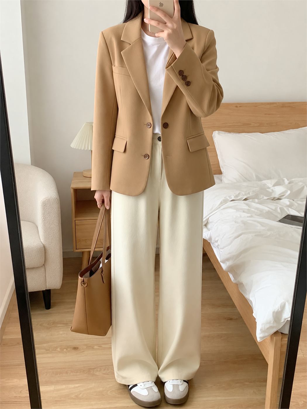 Áo blazer nữ dài ngang hông phối quần ống rộng giúp cân đối tỷ lệ cơ thể