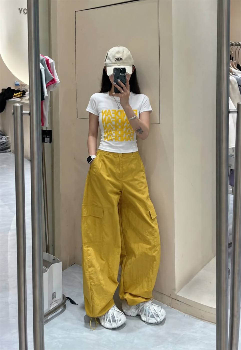 2. Baby tee phối với quần ống rộng