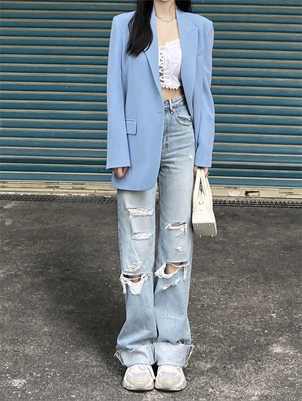 Áo blazer nữ xanh nhạt dễ phối cùng áo trắng và quần jeans