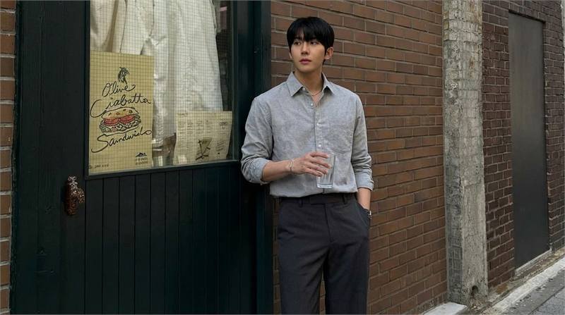 Bí quyết chọn áo cho người gầy: ưu tiên regular-fit, màu sáng, họa tiết kẻ ngang, caro hoặc áo oversize để trông đầy đặn và cân đối.