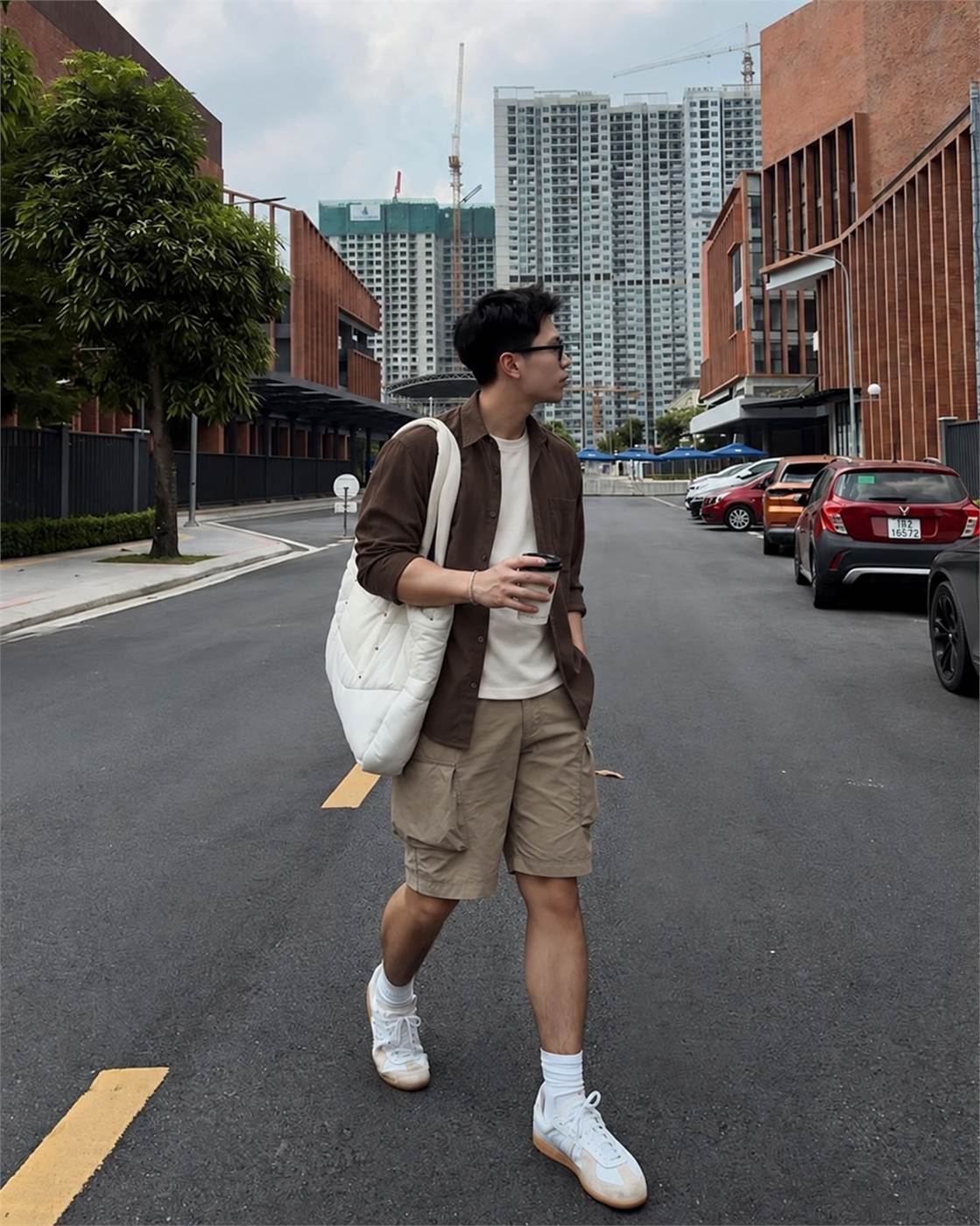 Sơ mi khoác ngoài màu nâu phối áo thun trắng và quần sooc cargo màu be