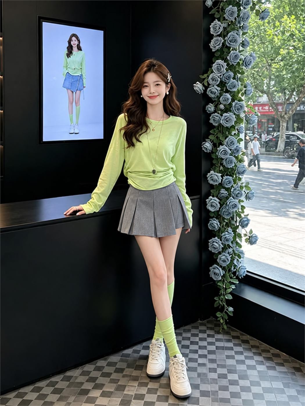 Skort xếp ly màu xám phối áo xanh lá tạo bảng màu hài hòa