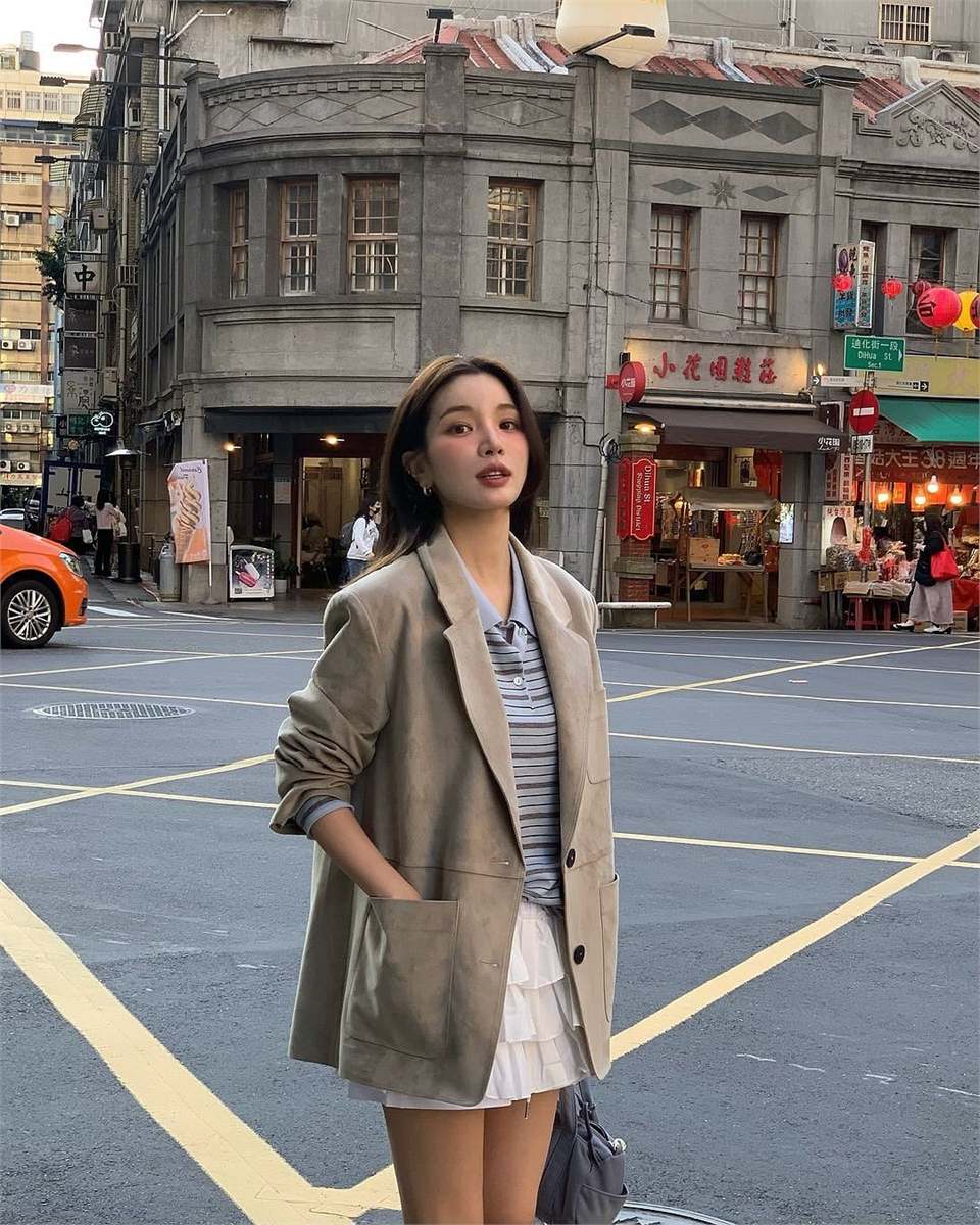 Giày và túi phối cùng áo vest nữ theo từng outfit