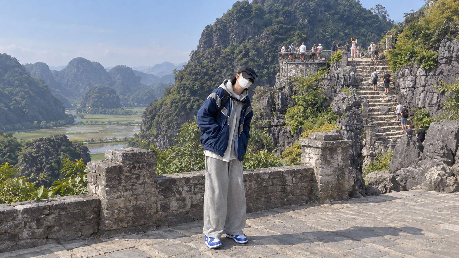 Áo khoác gió nam xanh navy phối quần thể thao và sneaker ở Hang Múa