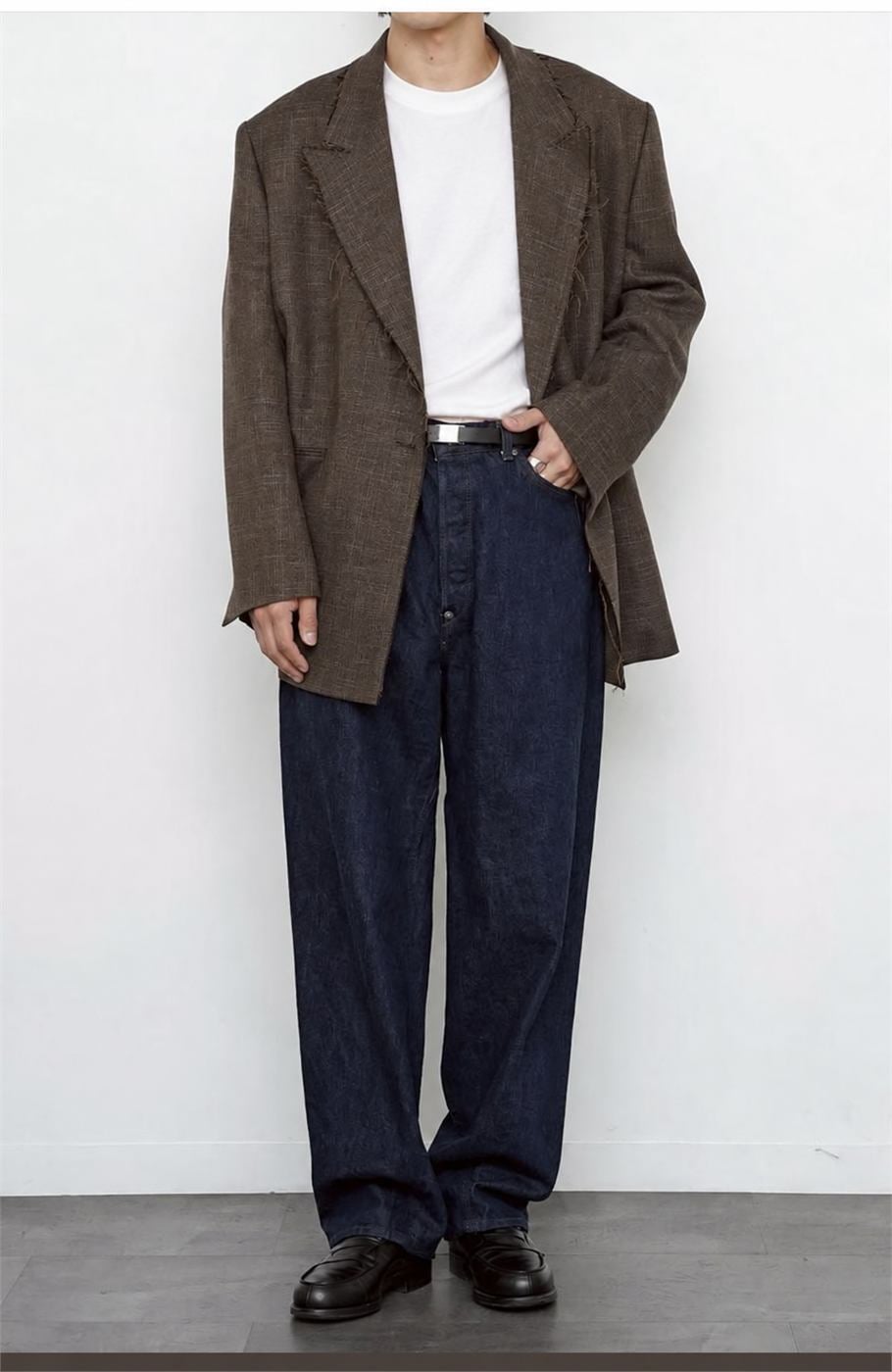 Áo blazer nâu phối áo thun trắng và quần jeans nam theo phong cách casual