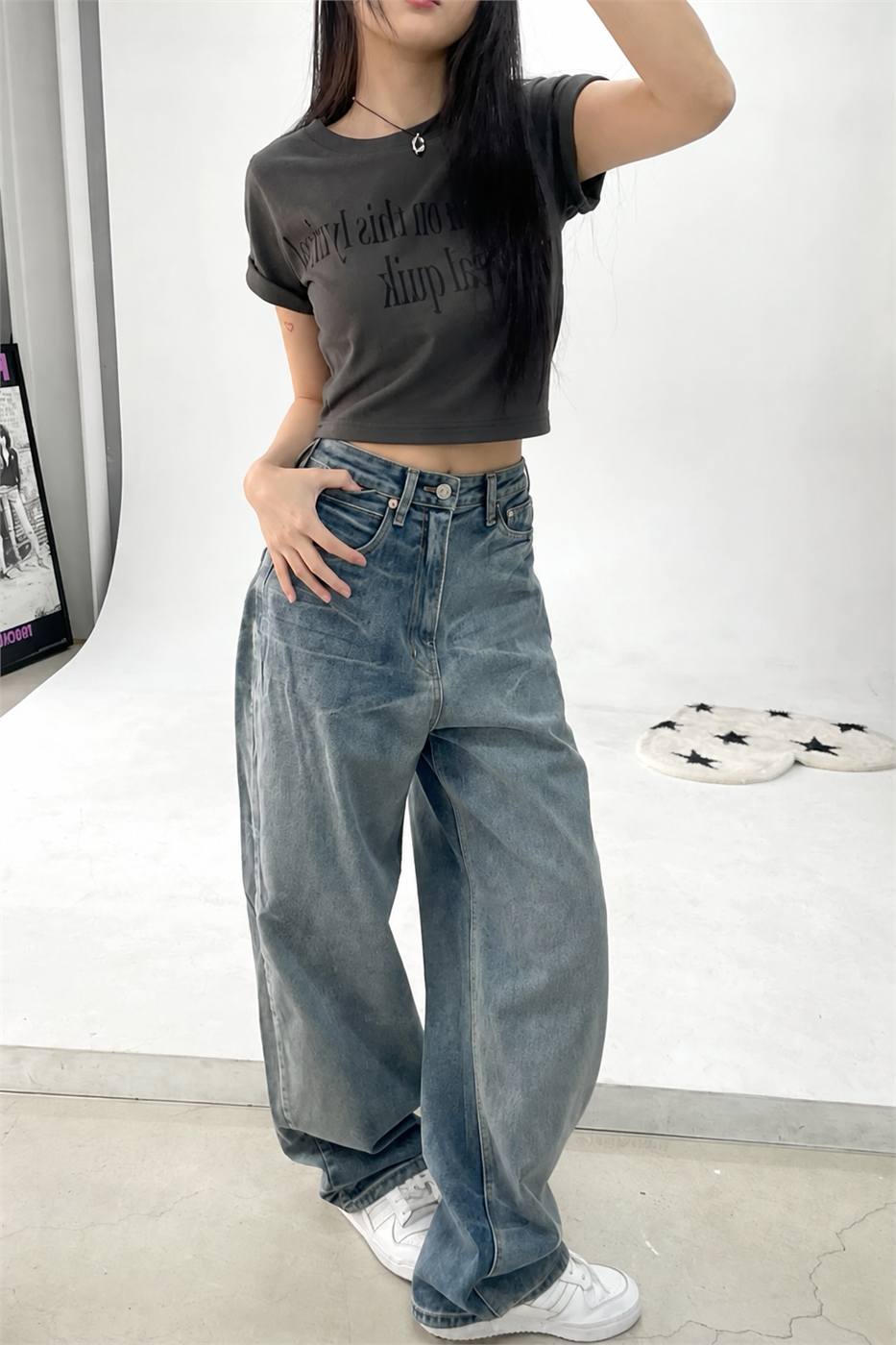 Áo phông crop top nữ trẻ trung, hiện đại