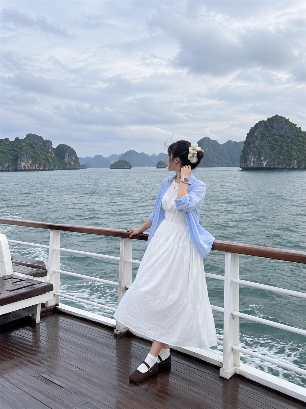 Trang phục ngày có gió với váy trắng và áo sơ mi mỏng khoác ngoài
