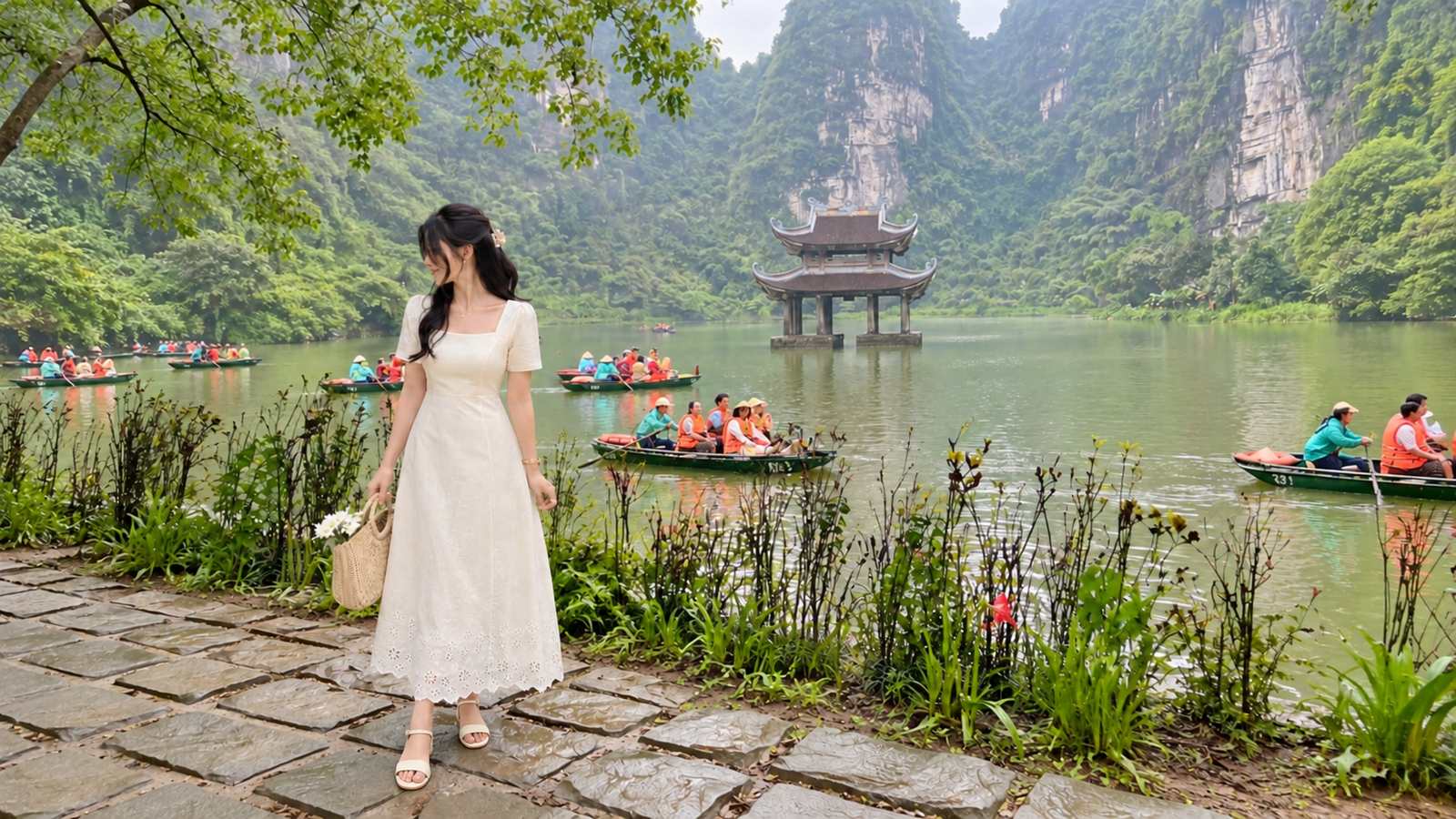Đầm màu kem tương phản với cảnh hồ và núi xanh tại Ninh Bình