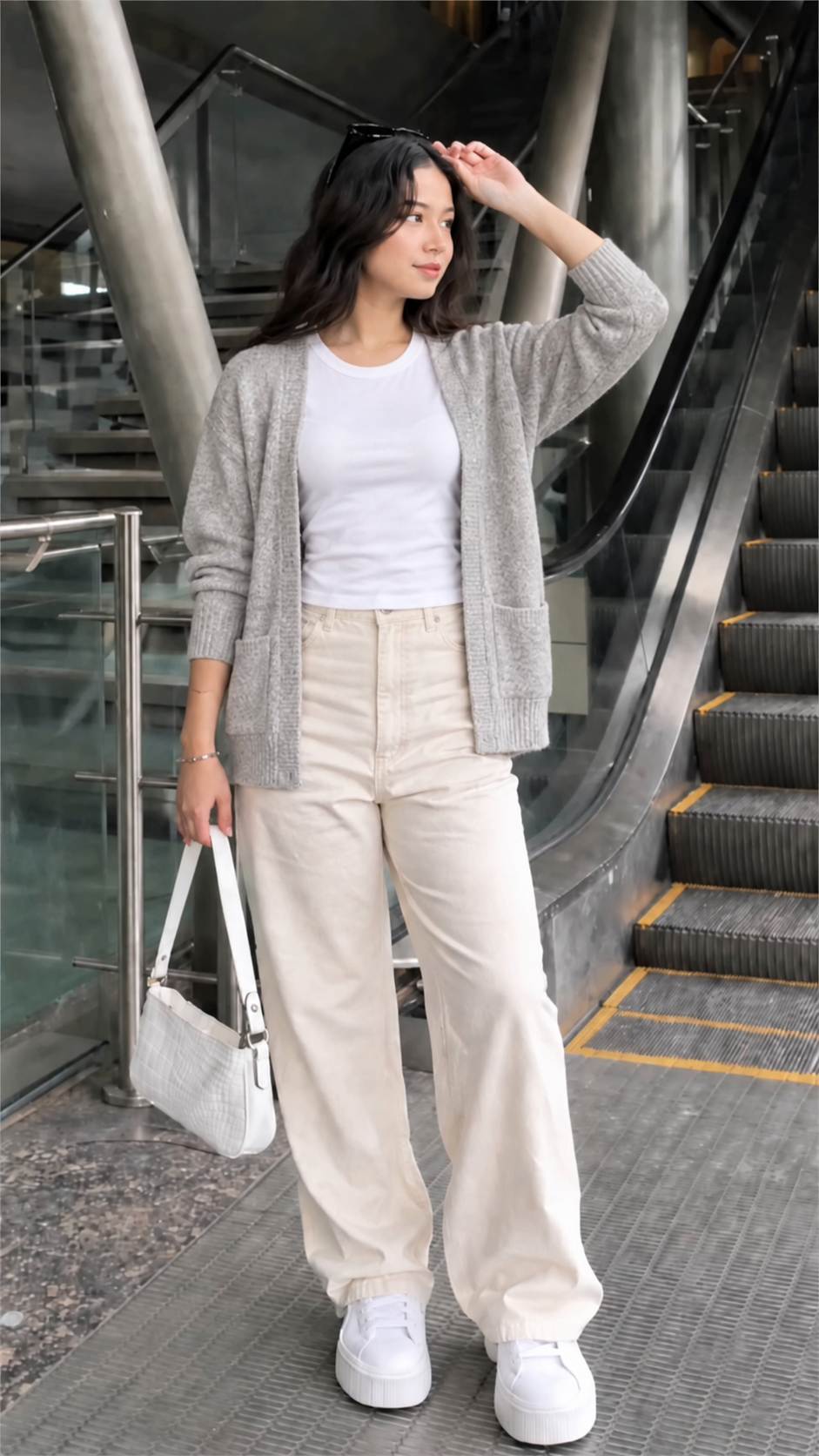 6. Baby tee phối layer với sơ mi hoặc áo khoác