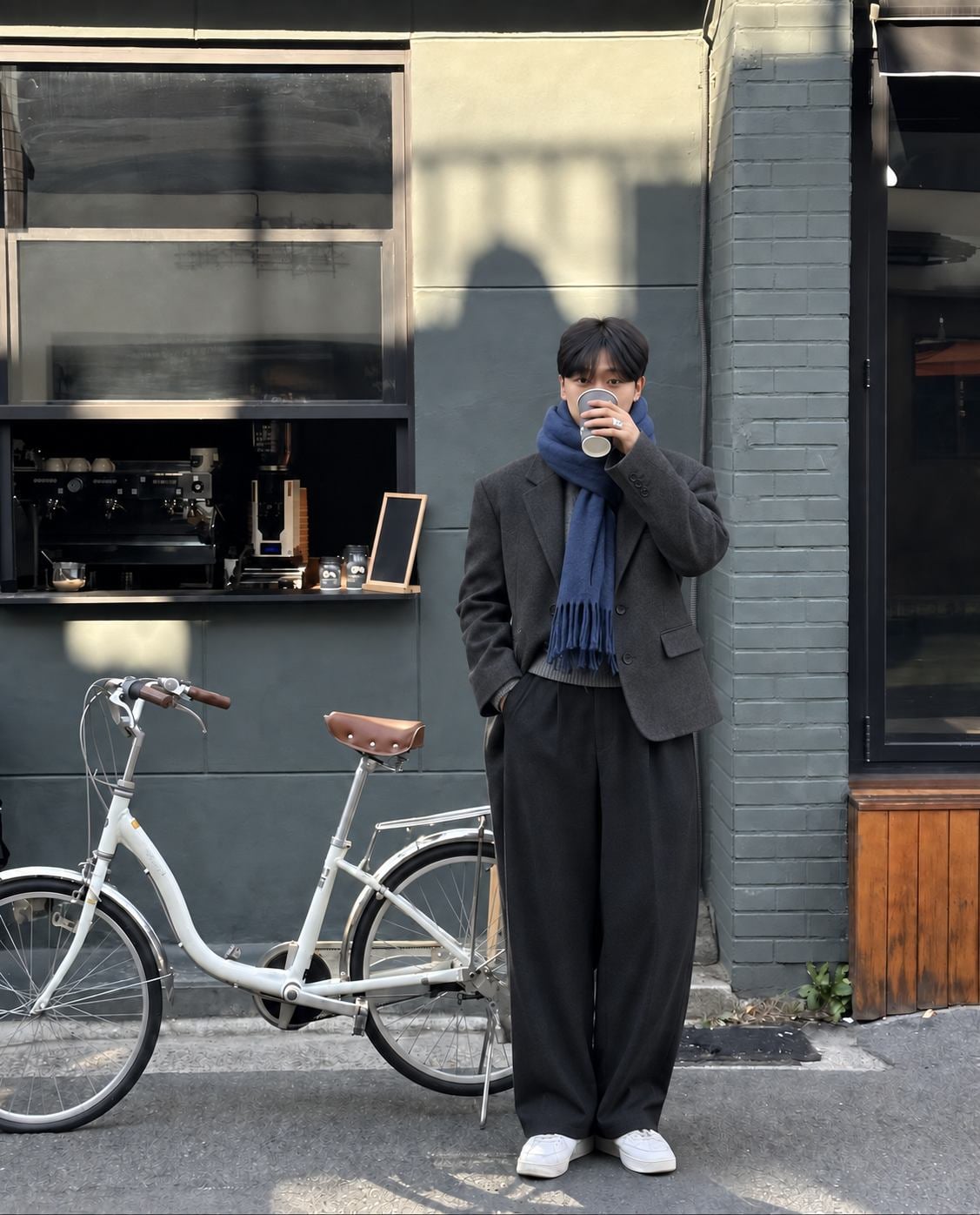 Áo blazer nam màu than phối quần ống rộng tạo tỷ lệ hiện đại