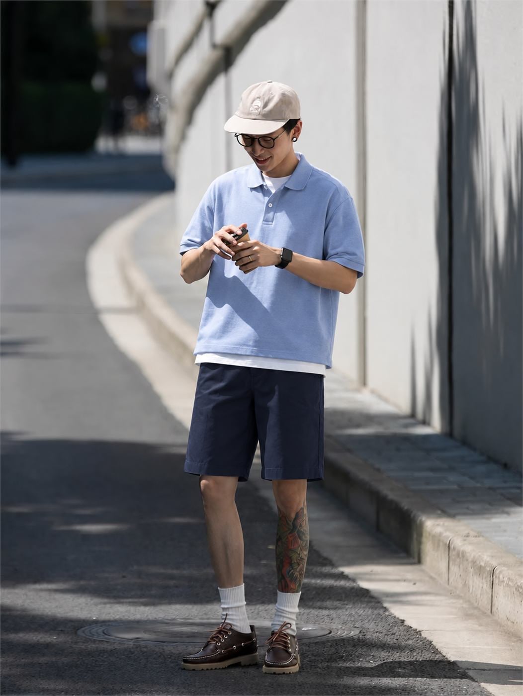 Áo polo xanh nhạt phối quần sooc chino navy nam theo phong cách smart casual gọn gàng