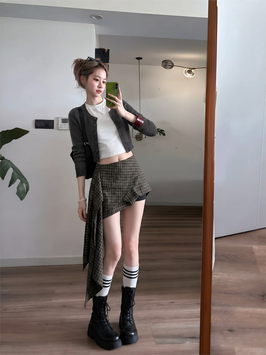 Skort kẻ phối cardigan dáng ngắn màu than theo phong cách hiện đại