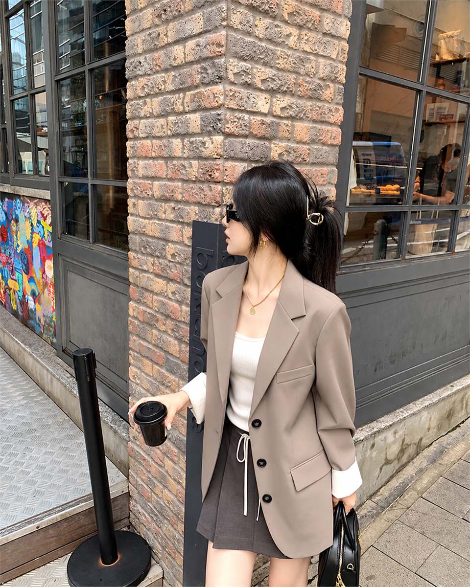 Áo blazer nữ màu taupe phối chân váy ngắn trẻ trung và thanh lịch