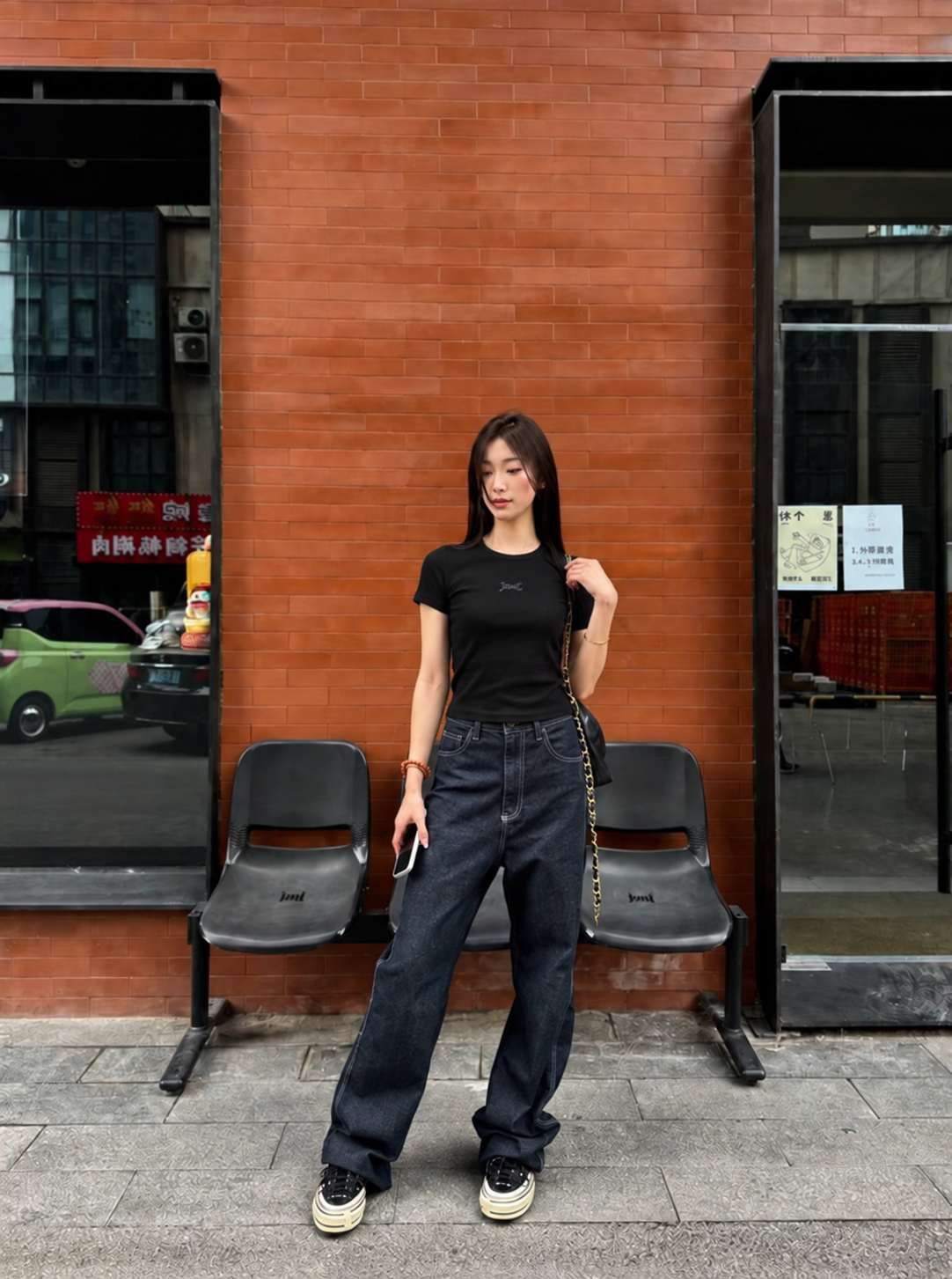 3. Chọn hình in quá trẻ so với phong cách cá nhân
