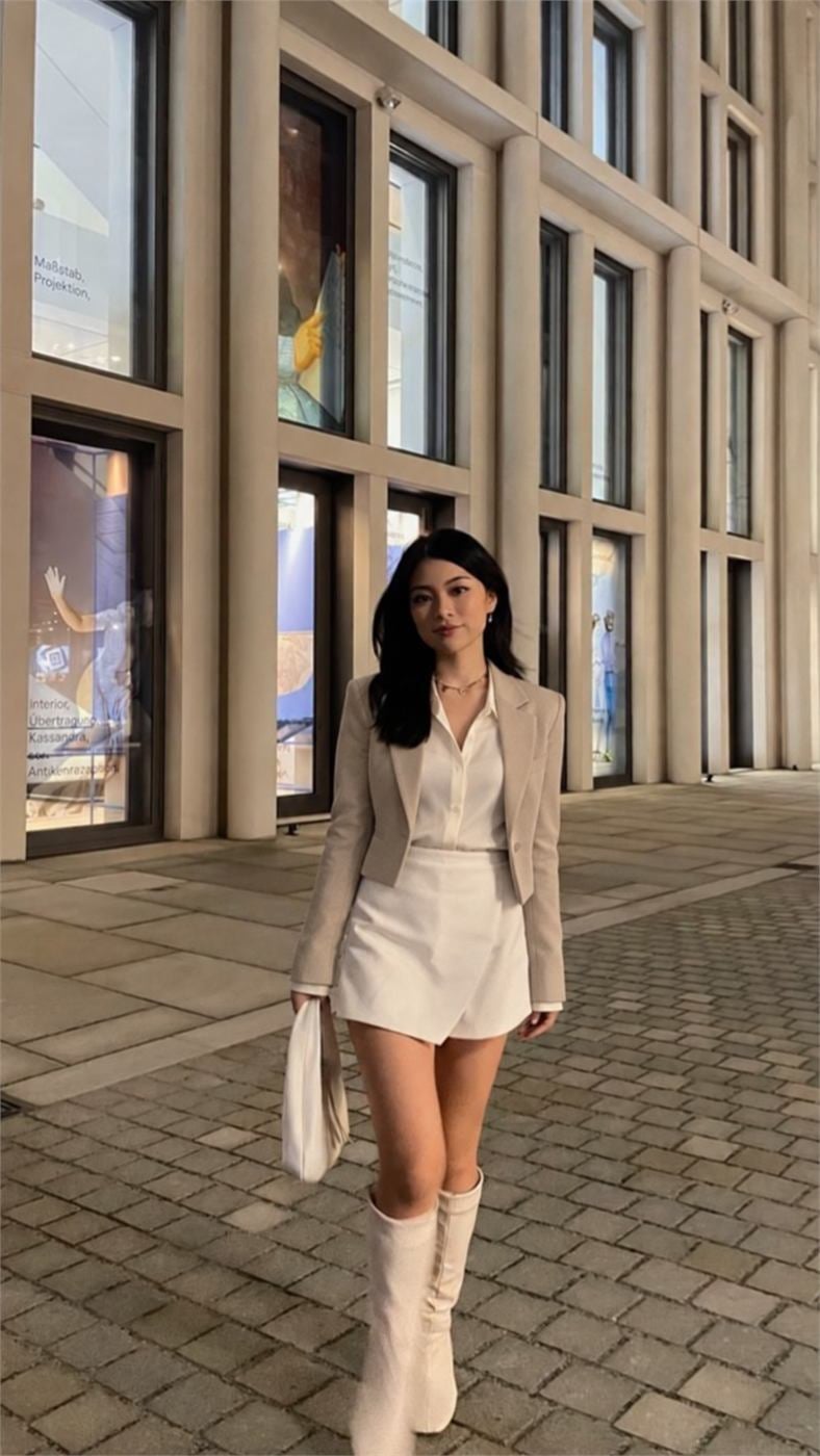 Skort trắng phối blazer be dáng ngắn cho phong cách công sở nhẹ
