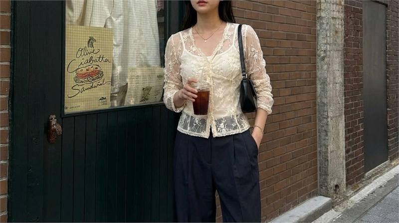 Áo sơ mi sheer phối ren hoặc xuyên thấu tiết chế, tôn vẻ gợi cảm tinh tế cho tiệc tối, dịp đặc biệt.