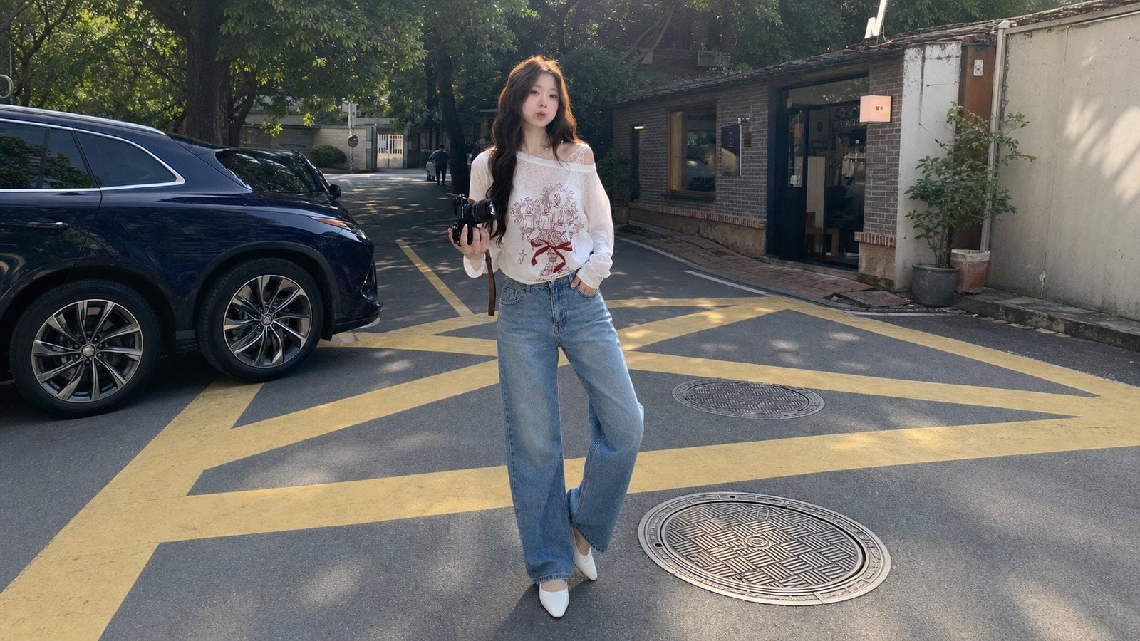 Áo trễ vai phối quần jeans cạp cao cho outfit đi chơi hoặc cafe
