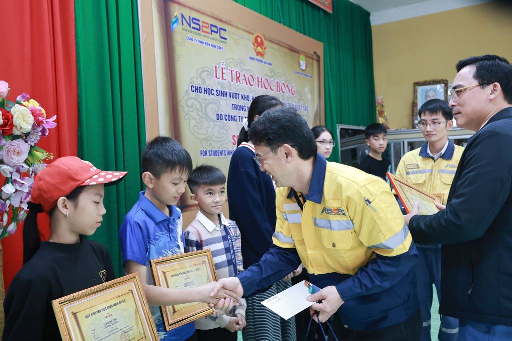 NS2PC trao 30 suất học bổng cho học sinh Tổ dân phố Liên Vinh, Hải Bình