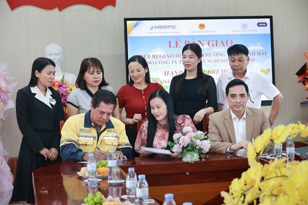 NS2PC Donates Educational Equipment to Tinh Hai Secondary School