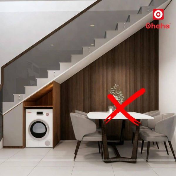 Kiêng kị khi kê bàn ghế ăn dưới gầm cầu thang gây cảm giác bí bách