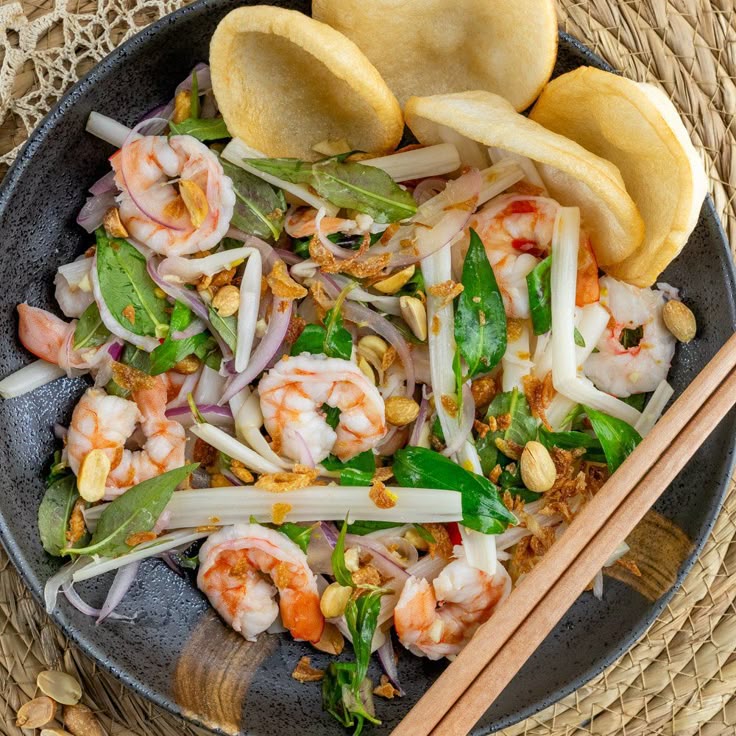 Mỗi lát bánh có độ dẻo khi chưa chiên đảm bảo độ nở tối ưu của bánh phồng tôm Sóc Trăng thật