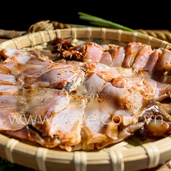 Khô cá đuối 1 nắng tươi ngon, được chọn lọc từ cá đuối lớn, phơi tự nhiên giúp giữ trọn vị biển đặc trưng