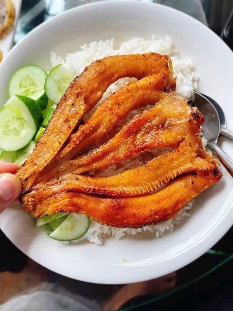 Hình chụp cận cảnh thớ thịt dày của khô cá lóc 1 nắng loại 1