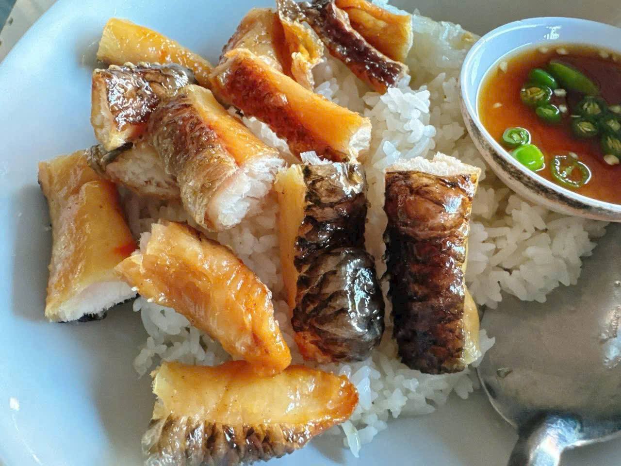 Mẻ khô cá lóc 1 nắng đạt chuẩn với hương vị mặn nhẹ tự nhiên