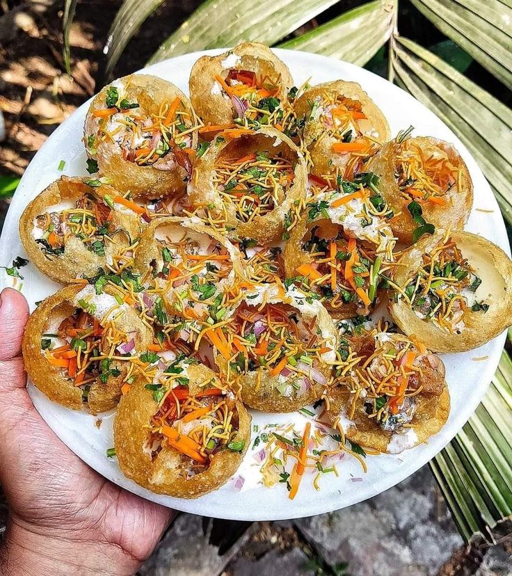 Vỏ bánh rỗng giòn kết hợp nước sốt tạo nên pani puri hấp dẫn