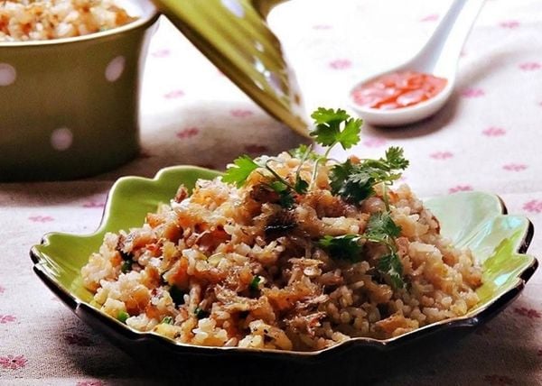 Cơm chiên cá mặn khô cá nhồng