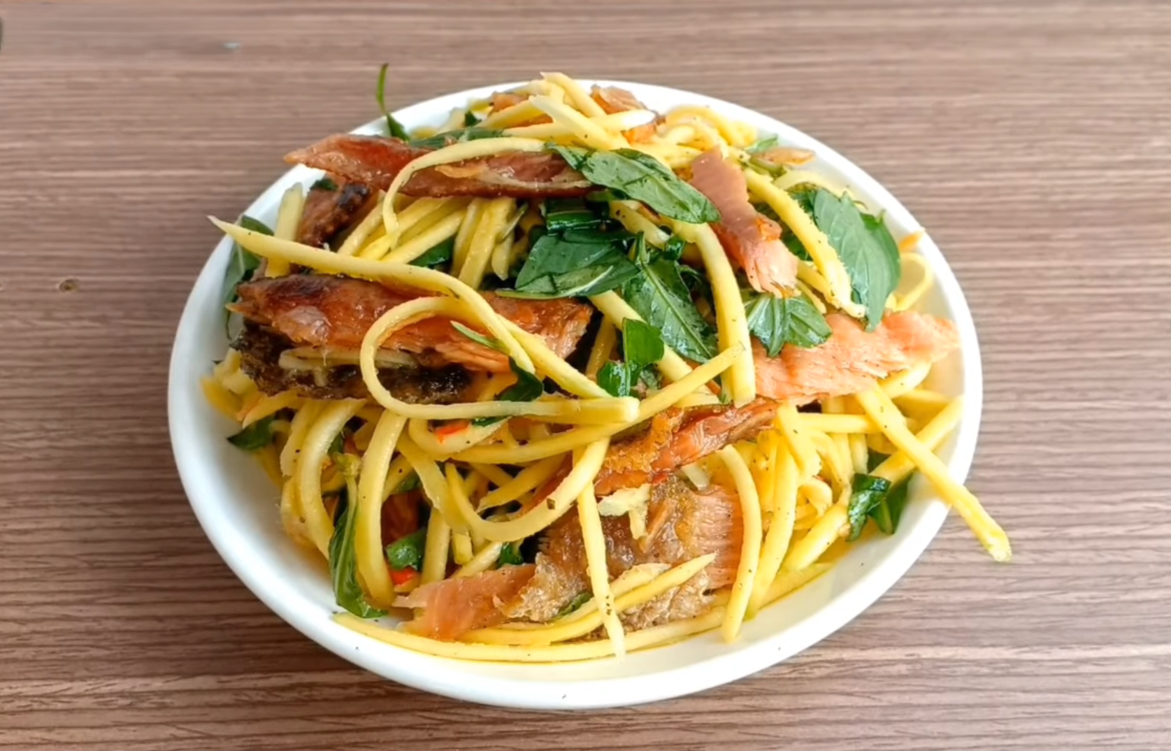 gỏi xoài khô cá lóc chua cay hấp dẫn dễ làm tại nhà