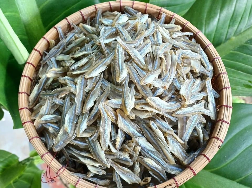Sợi cá trong khô cá lòng tong dai mềm và chuẩn vị