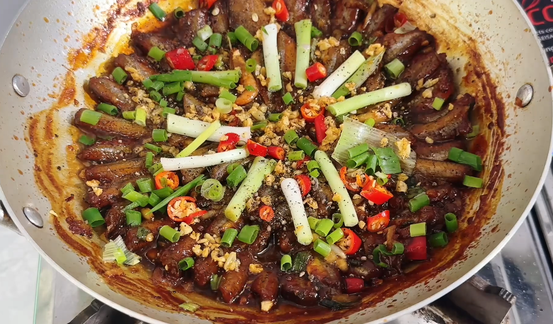 Lựa chọn khô cá lòng tong tươi ngon để chiên hoặc rim