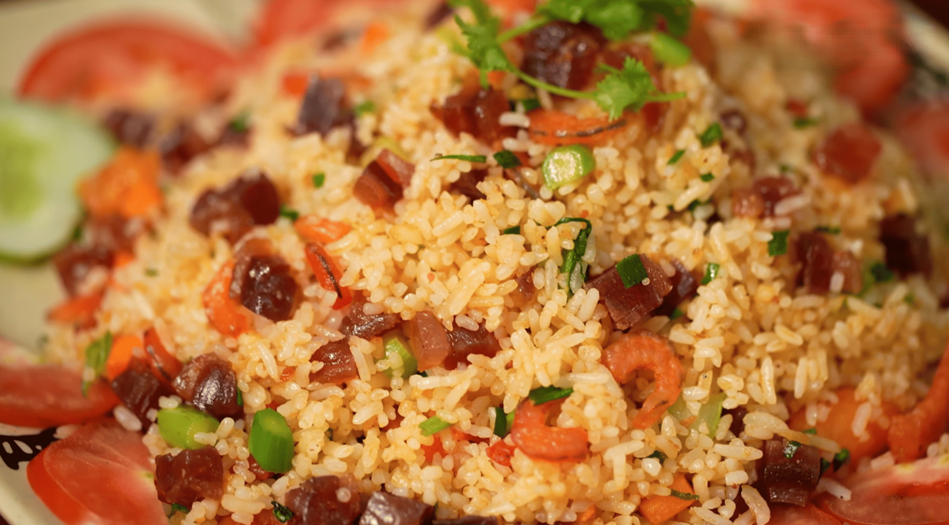 Hương thơm lan tỏa khi thưởng thức phần cơm chiên lạp vịt chất lượng cao