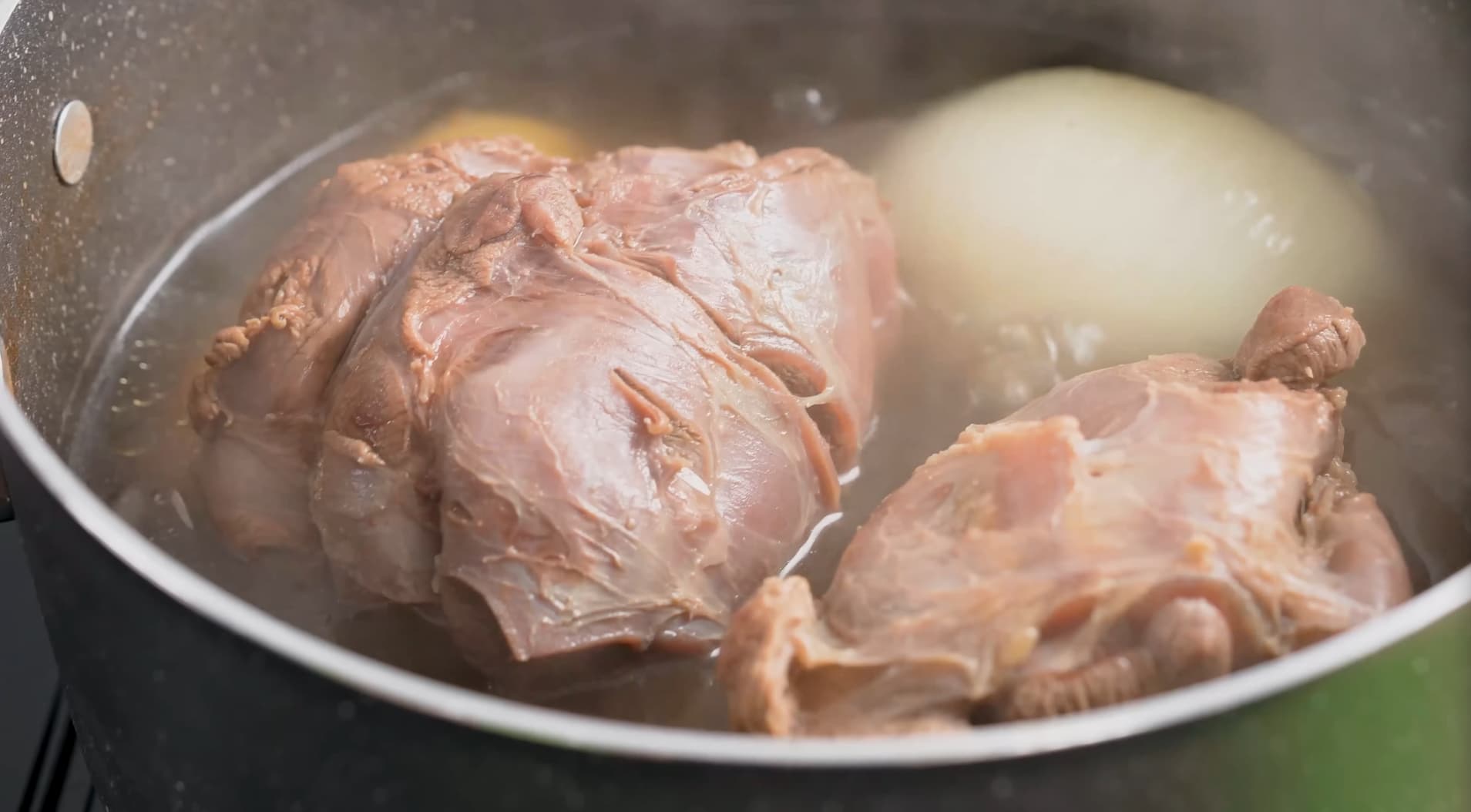 Nước dùng đậm vị trong cách nấu bún bò huế chuẩn miền Trung