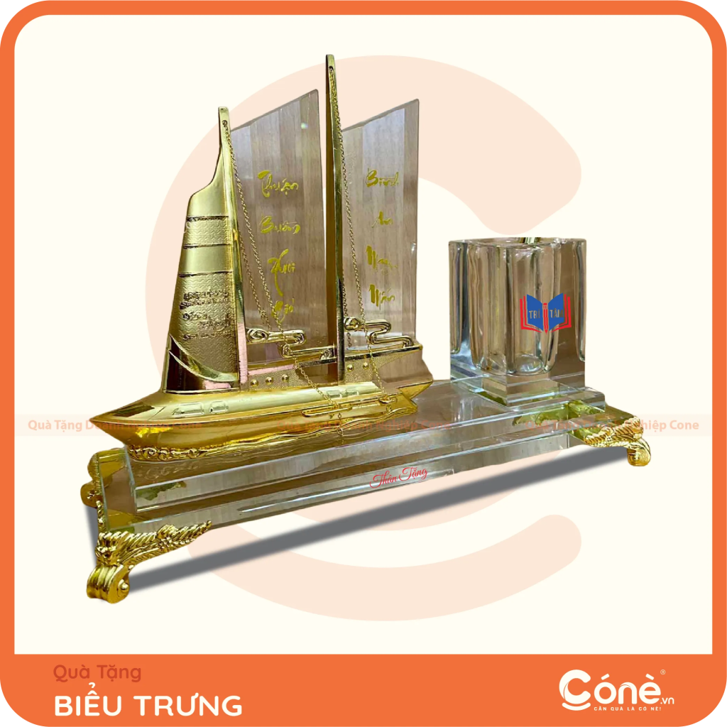 Biểu trưng thuyền buồm pha lê kèm ống cắm bút in logo Trí Tâm