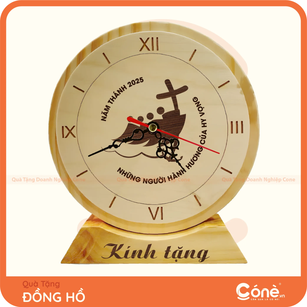 Đồng hồ Beyond Time để bàn bằng gỗ khắc nội dung kỷ niệm năm Thánh 2025