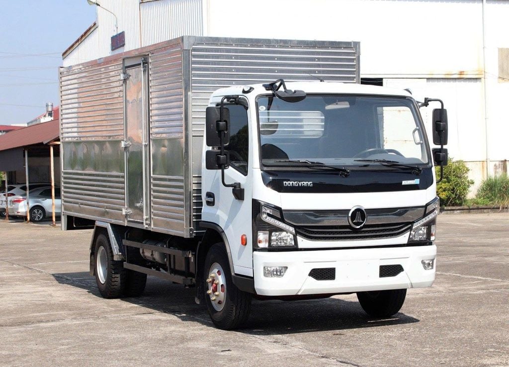 xe tải nissan đồng vàng