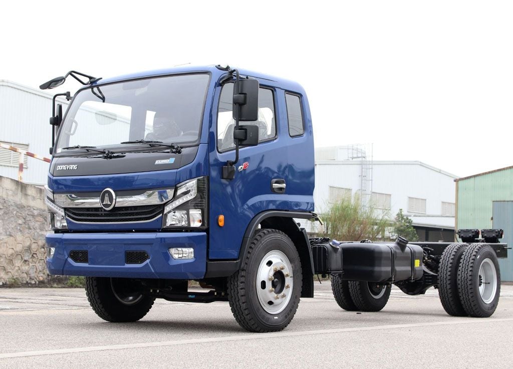 xe tải nissan đồng vàng