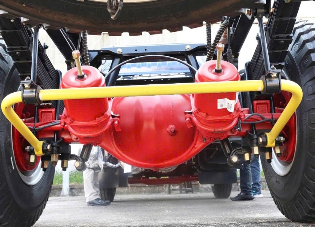 xe tải nissan đồng vàng