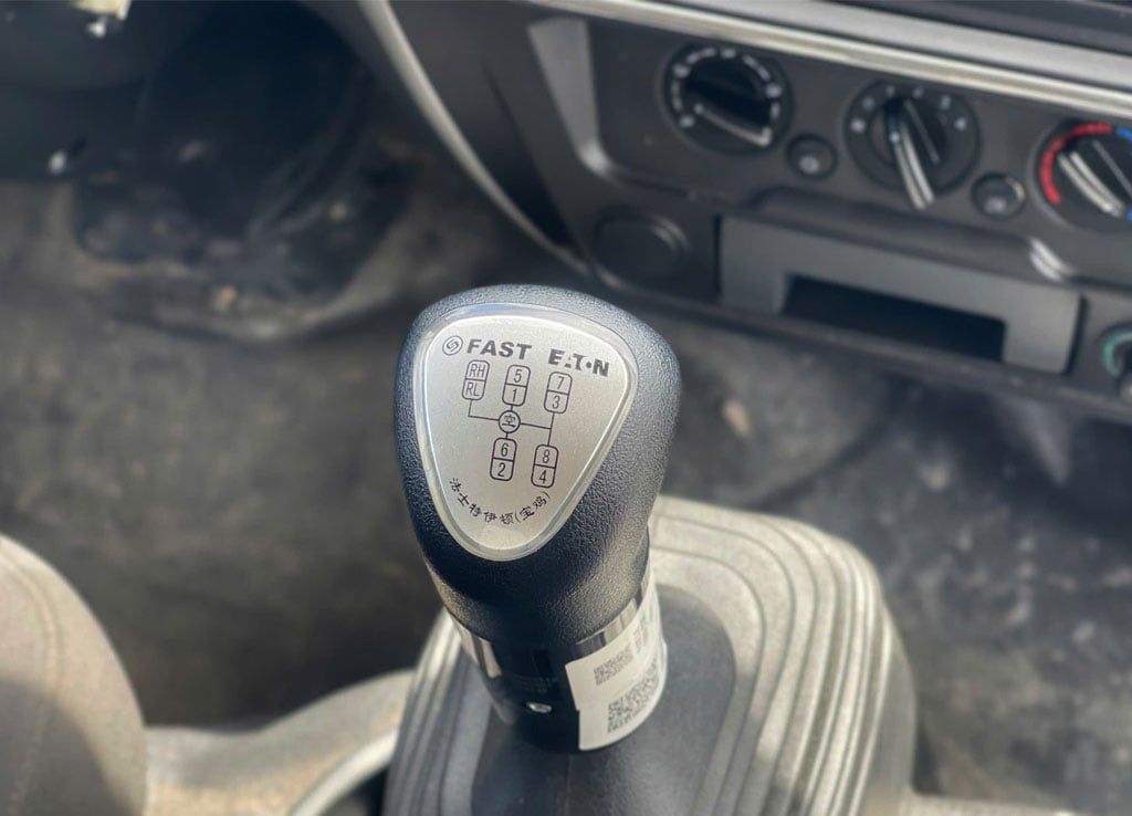 xe tải nissan đồng vàng