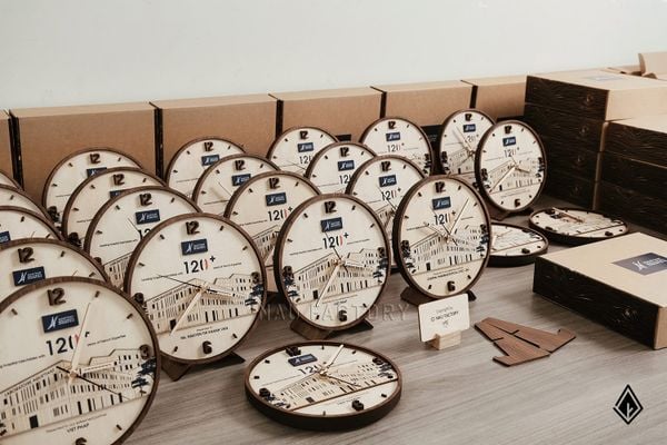 Doanh nghiệp tri ân đối tác cùng đồng hồ gỗ thiết kế theo yêu cầu