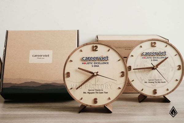Gói trọn tri ân cùng CareerViet qua đồng hồ gỗ để bàn
