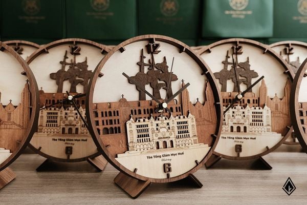 Từ biểu tượng kiến trúc đến đồng hồ gỗ đa tầng độc đáo