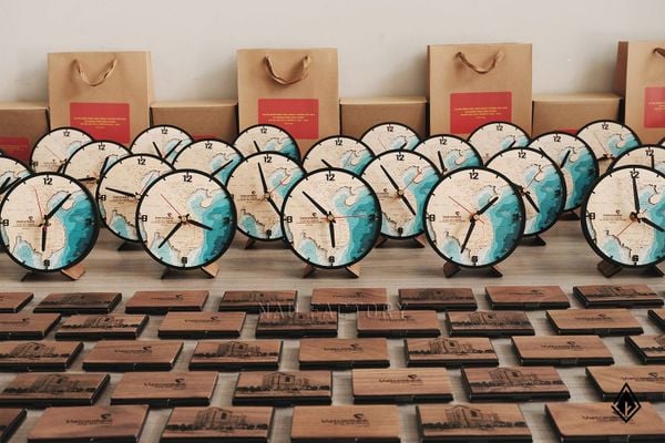 Vietcombank lan tỏa niềm tự hào cùng quà tặng gỗ chủ đề Việt Nam