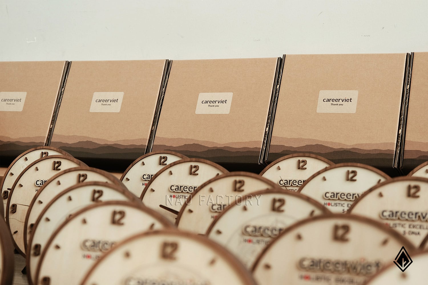 đồng hồ gỗ để bàn