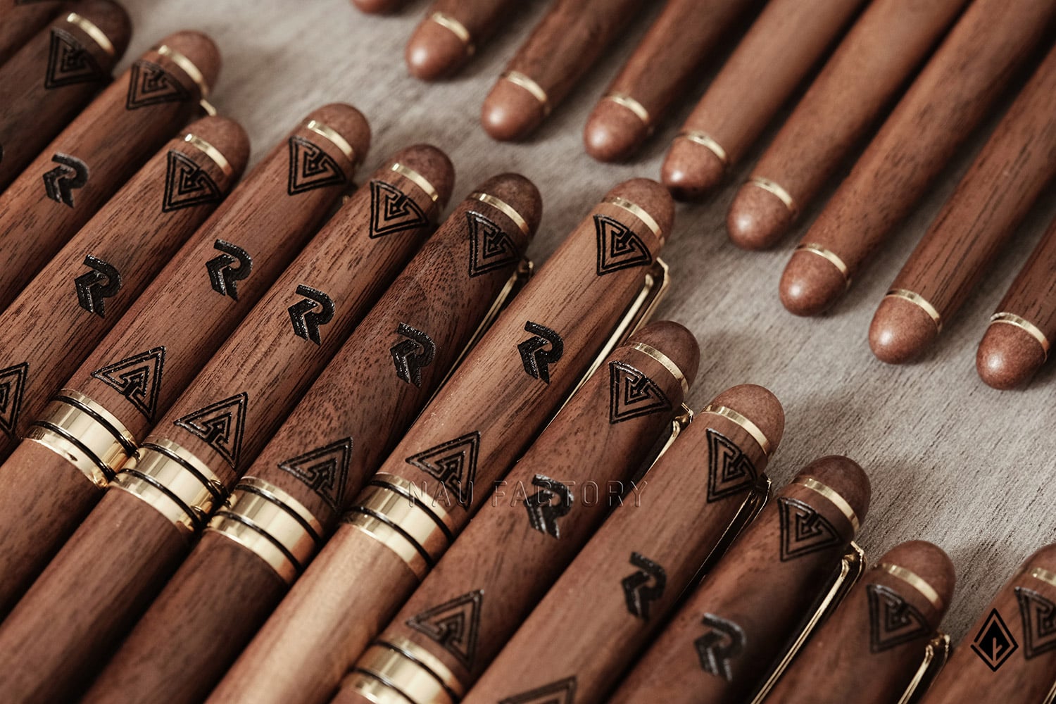 set sổ, bút và hộp namecard gỗ