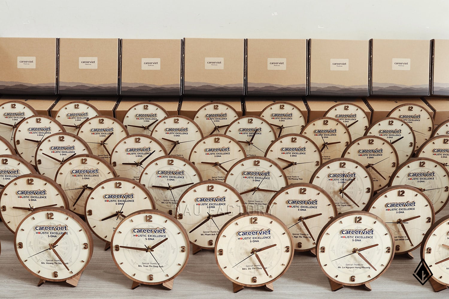 đồng hồ gỗ để bàn