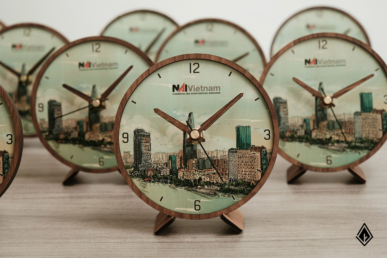 đồng hồ gỗ để bàn