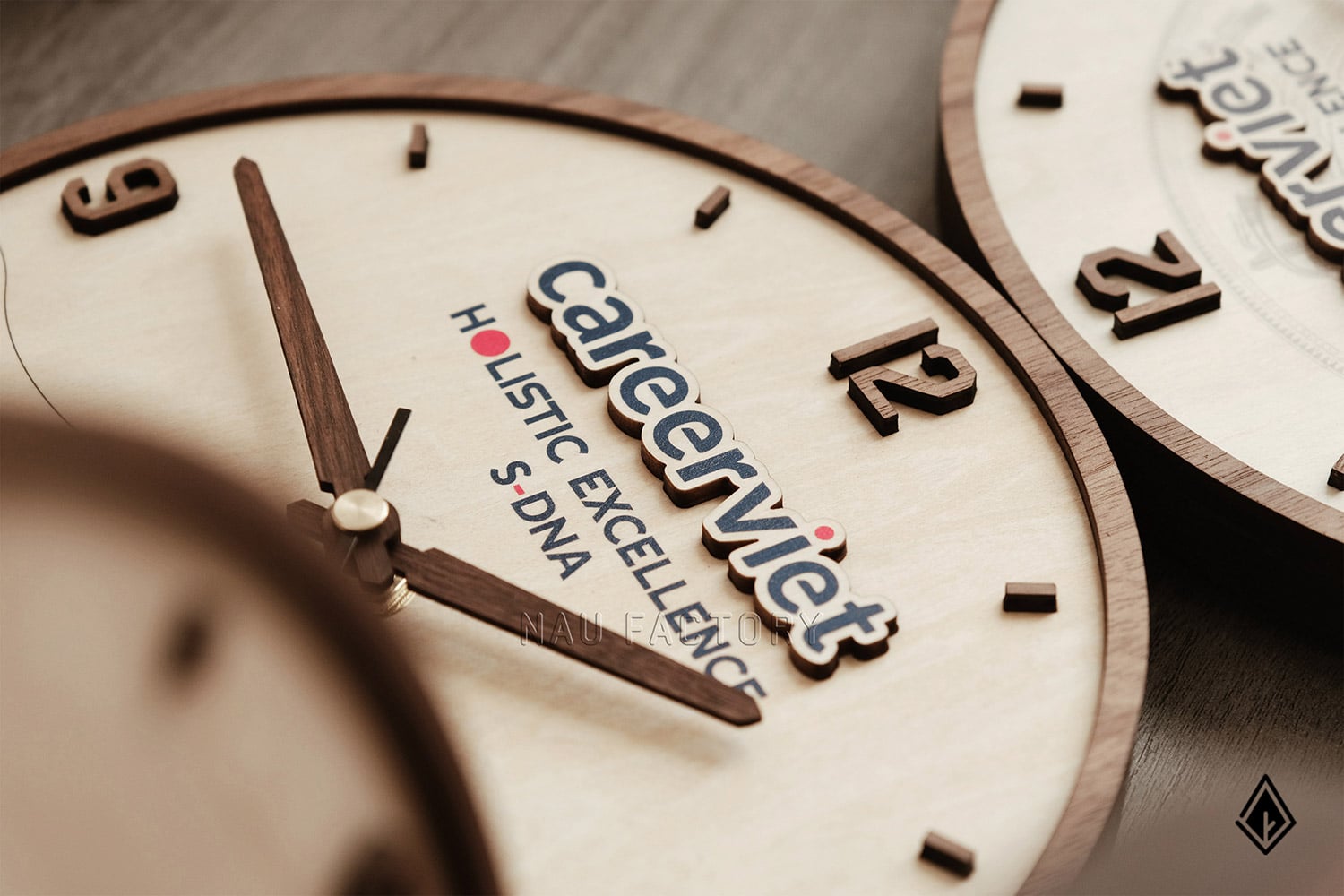 đồng hồ gỗ để bàn